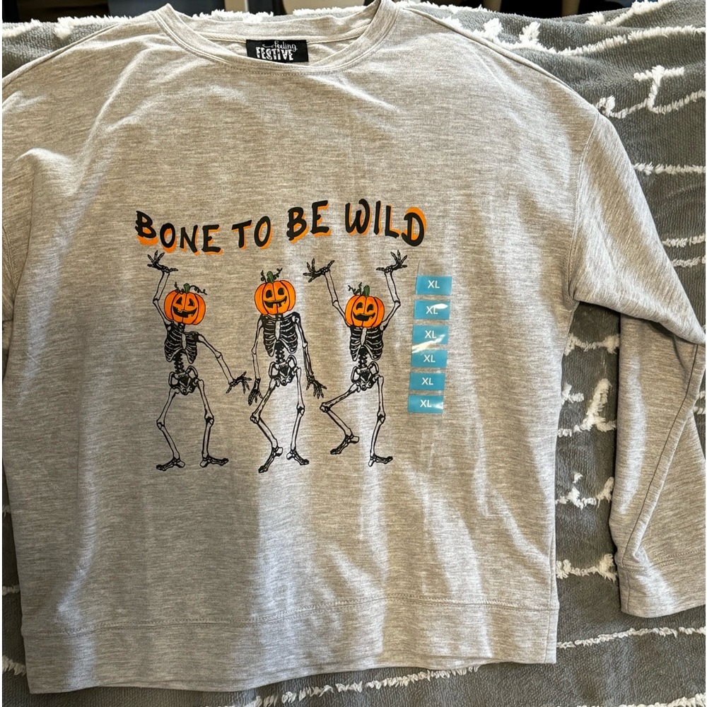 This lightweight sweatshirt can be worn by men or women. It’s an extra large.